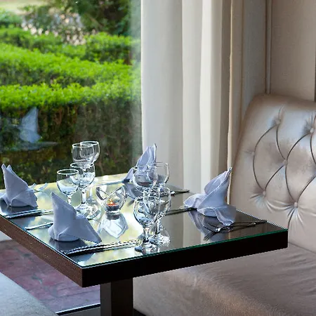 London 3* Atina